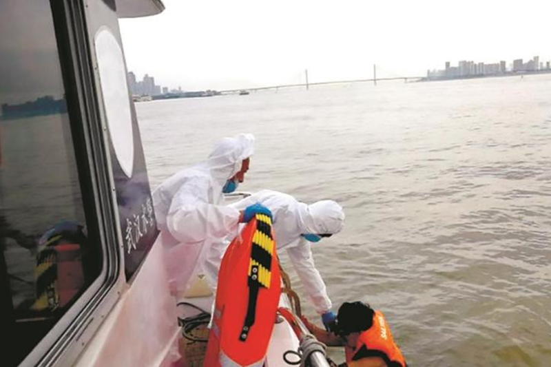 Salvar uma vida em Wuhan ao longo do rio Yangtze
