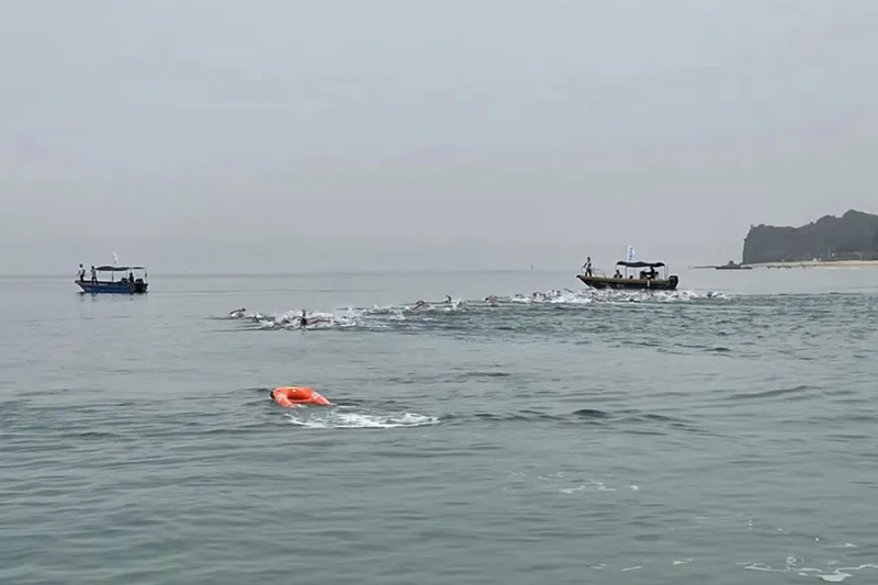  Hover Ark H3 seguindo cuidadosamente os nadadores em preparação para emergências 