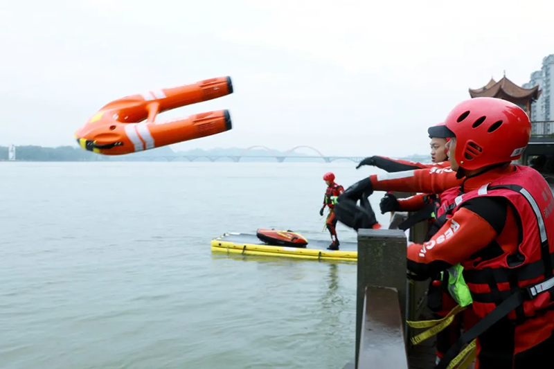 - É muito inspirador! No Changde Water Rescue Large - Escala Exercício Conjunto, todos os tipos de combate a incêndios